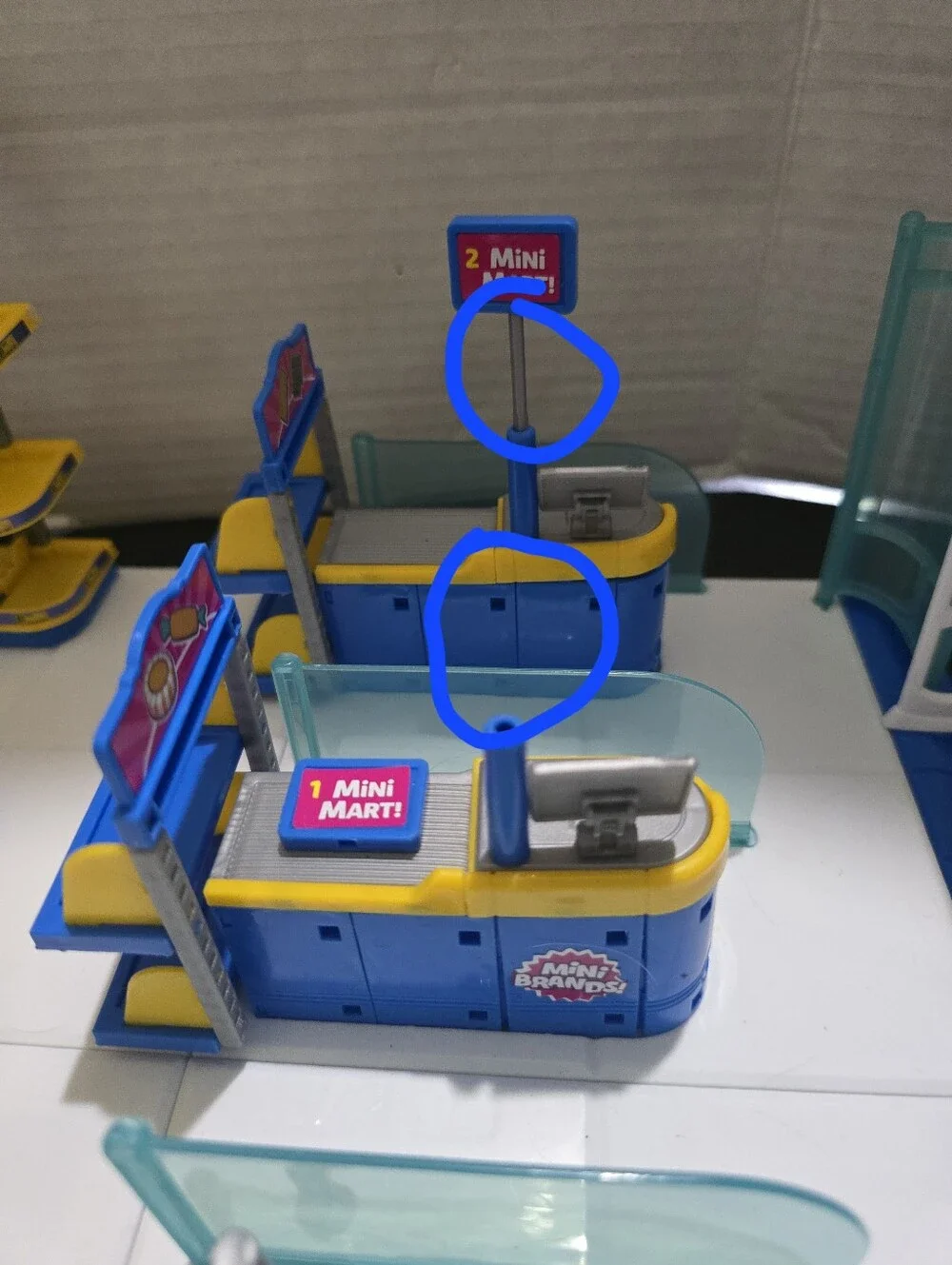 Mini Brands! Series 4 Mini Mart! Pretend Building Toy Grocery Store ZURU brand